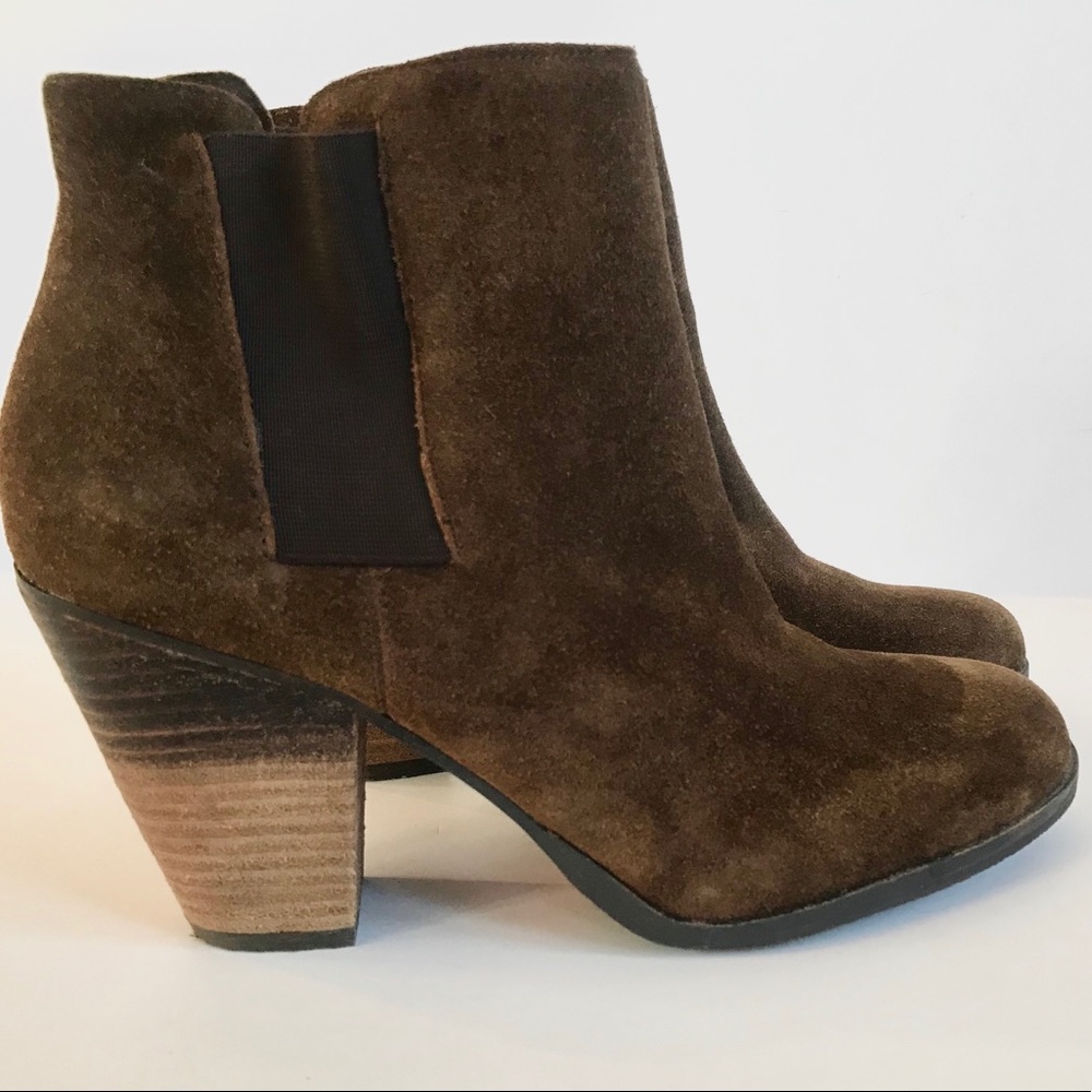 ⭐️LIKE NEW⭐️ Vince Camuto Brown Suede Booties!